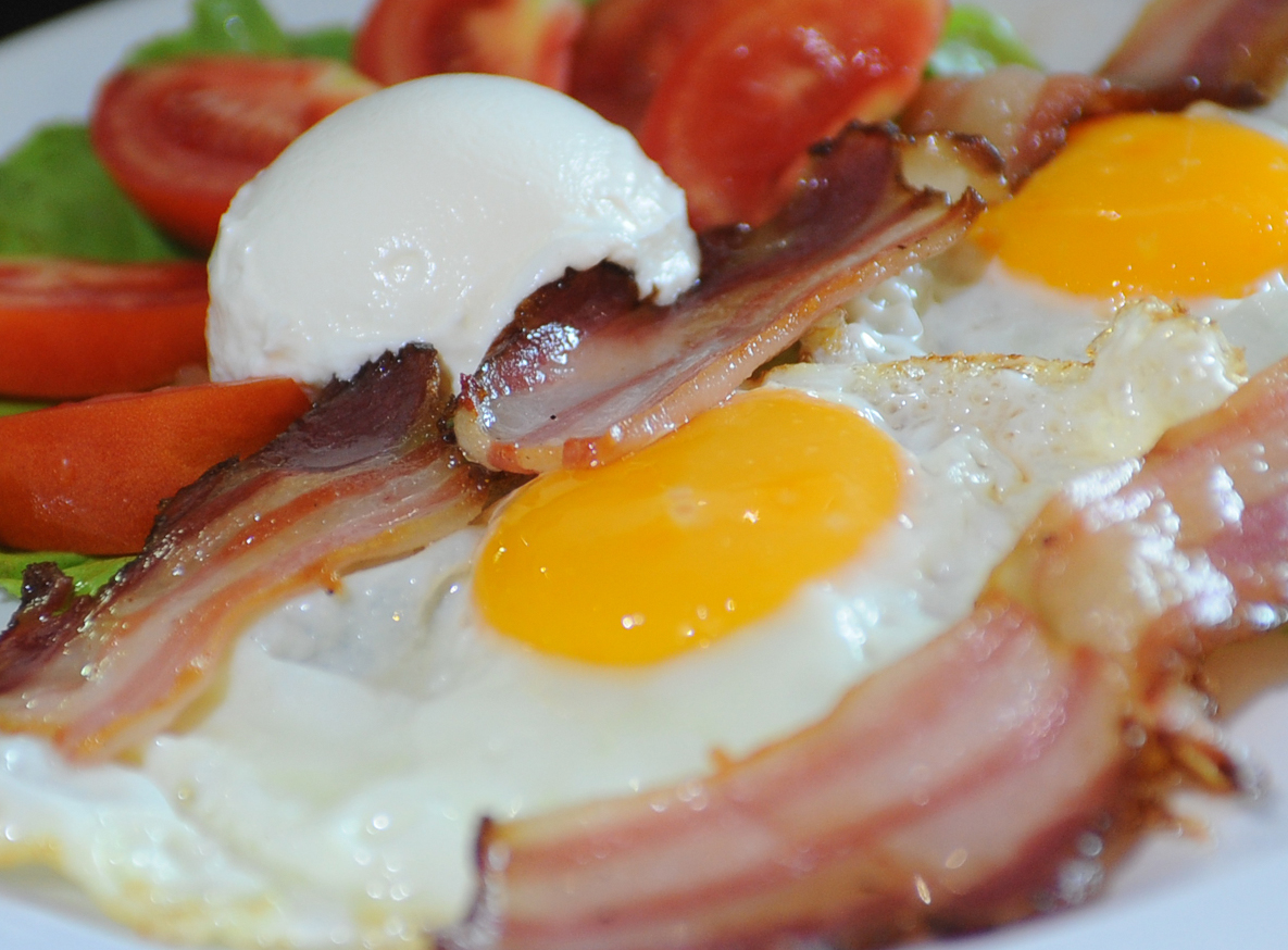 Recepti sa jajima, jaja slanina i paradajz